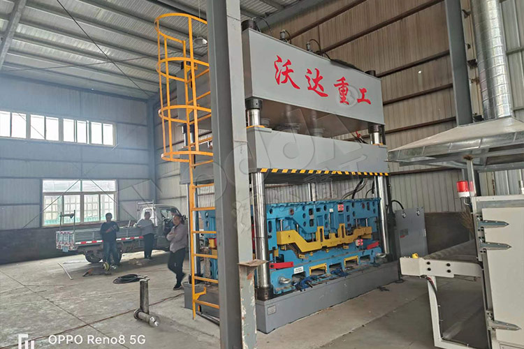 315噸汽車內飾件液壓機客戶現場